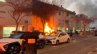 מכוניות בוערות בחיפה אחרי פגיעת הטיל המתפצל מאיראן