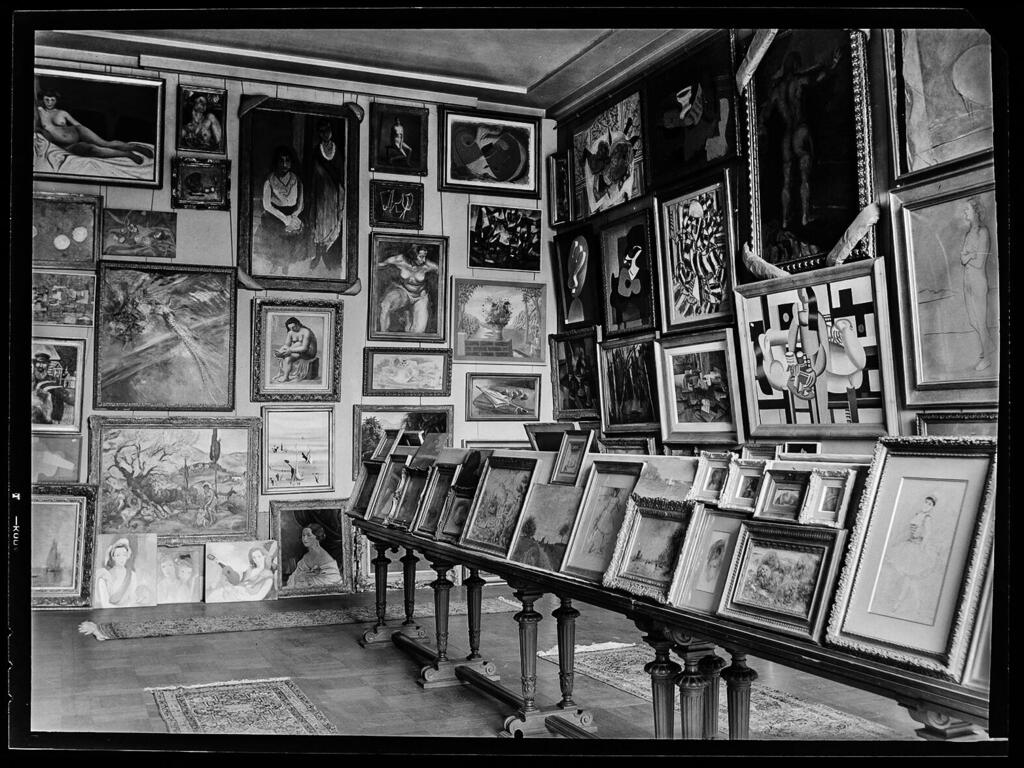 התמונות המיועדות להשמדה במוזיאון "ז'ה דה פוֹם" הארכיון הדיפלומטי של משרד החוץ הצרפתי. תמונתו של פדוֹר וולנשטיין על הקיר השמאלי, מסומנת בעיגול