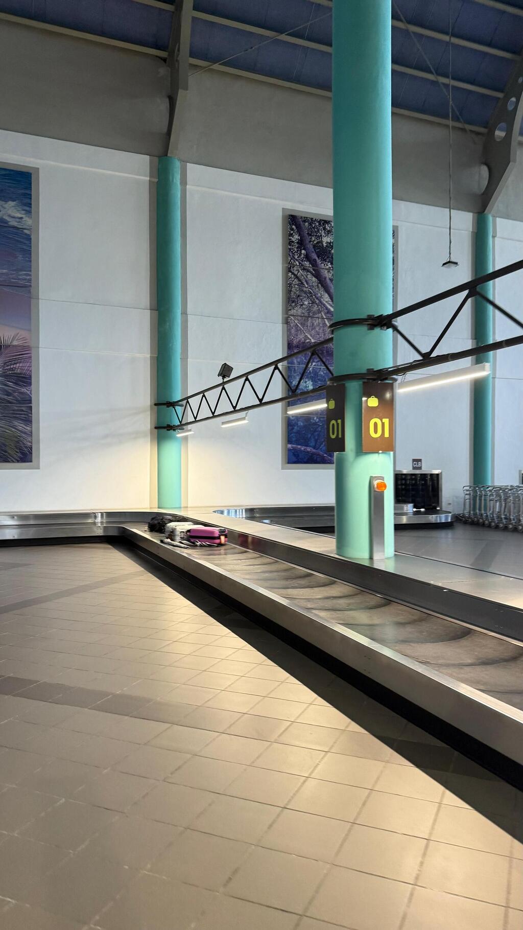 השדה נטוש, ורק המזוודה של ניר על המסוע