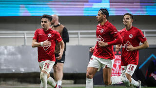 שחקני הפועל ת"א חוגגים עם לויזוס לויזו