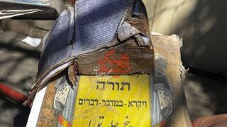 סידורים וחומשים שנמצאו בבית הכנסת