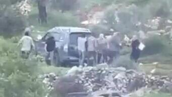 מול הילדים: מתנחלים תקפו אב ואם הרה בבנימין