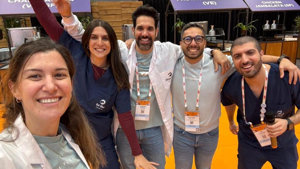 גל שור והצוות בתערוכה