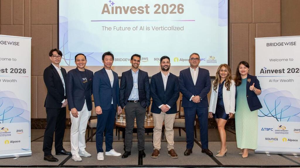 דור אליגולא (רביעי מימין) בכנס בתאילנד