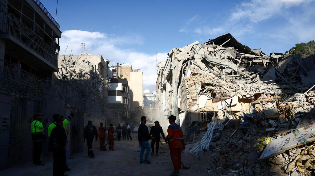 הרס בבית כנסת בטהרן