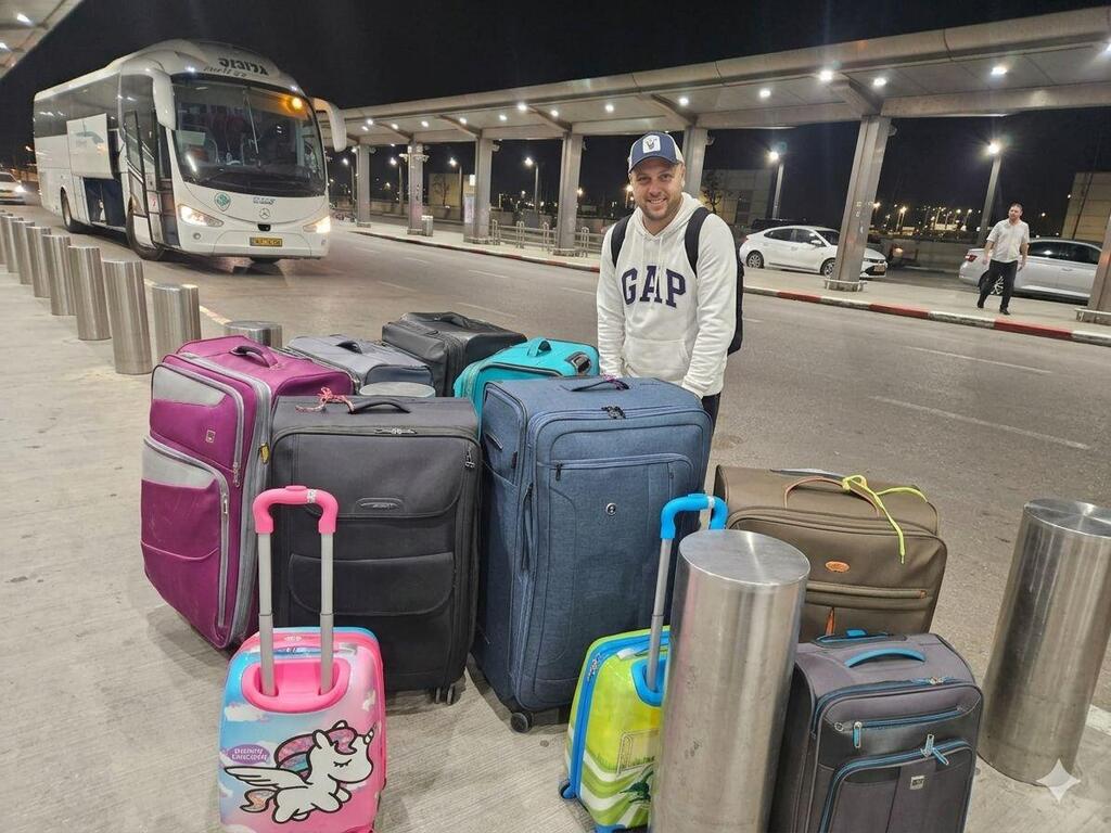 גיל רון בדרך לכנס