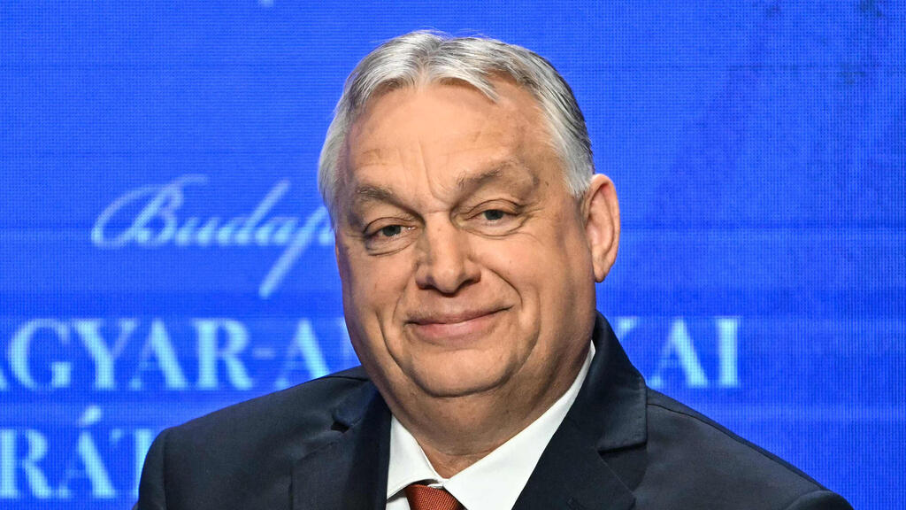 Viktor Orbán has turned Hungary into a controversial political laboratory, (Photo: Attila Kisbenedek / AFP) ואנס ואורבן בהצהרה לתקשורת