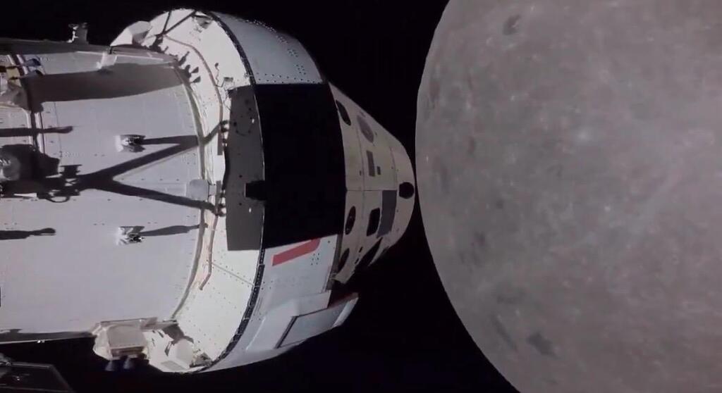 החללית אוריון והירח