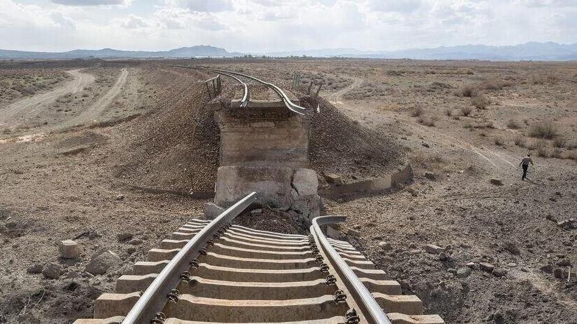 Разрушенная магистраль в Иране (Фото: ISNA) גשר הרכבת שהותקף, היום