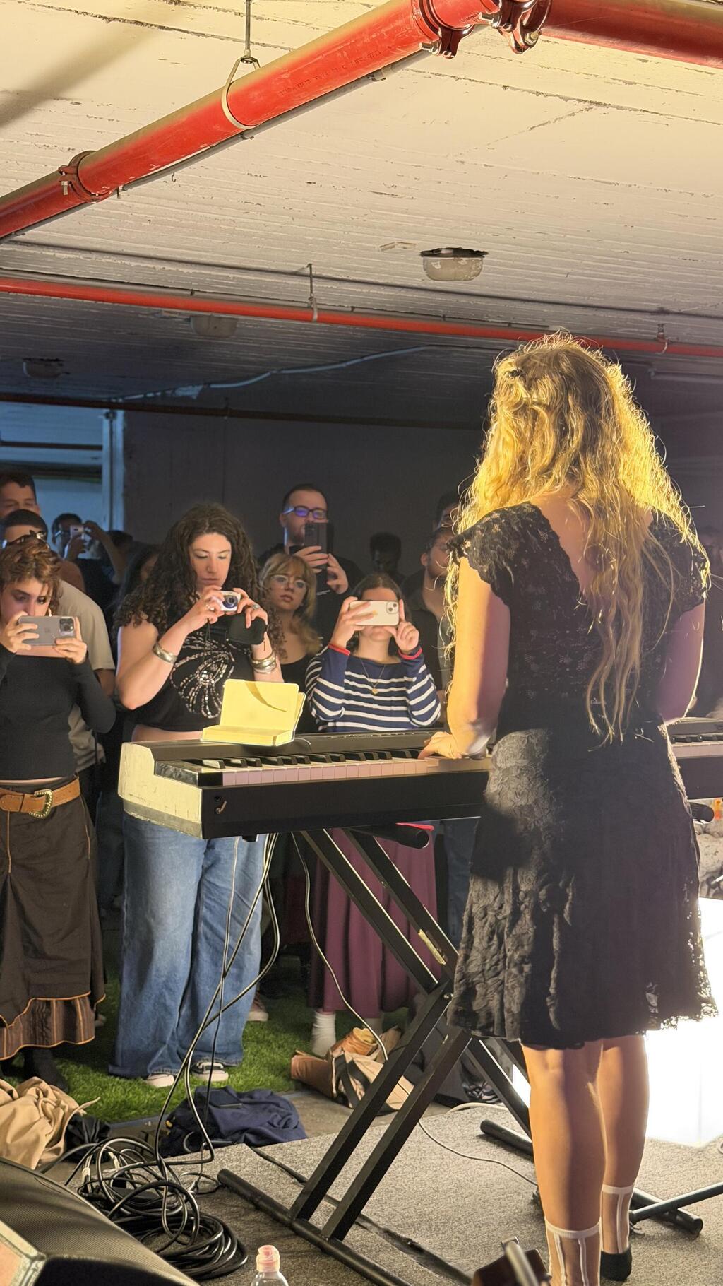 עלמה גוב בהופעה בחניון גן העיר