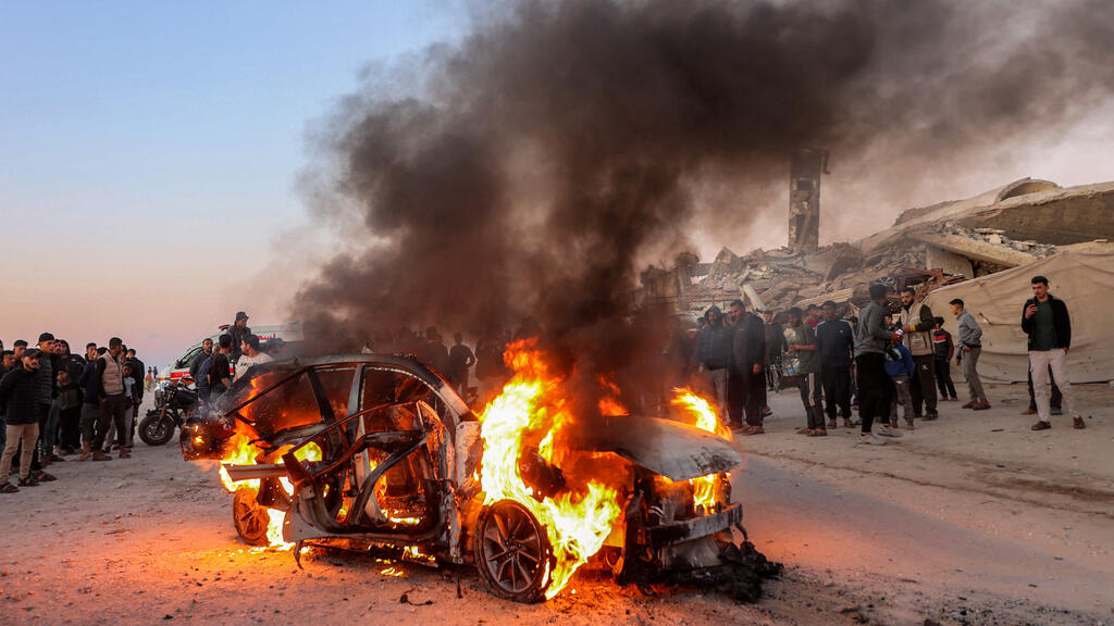 רכבו הבוער של העיתונאי הפלסטיני לאחר התקיפה