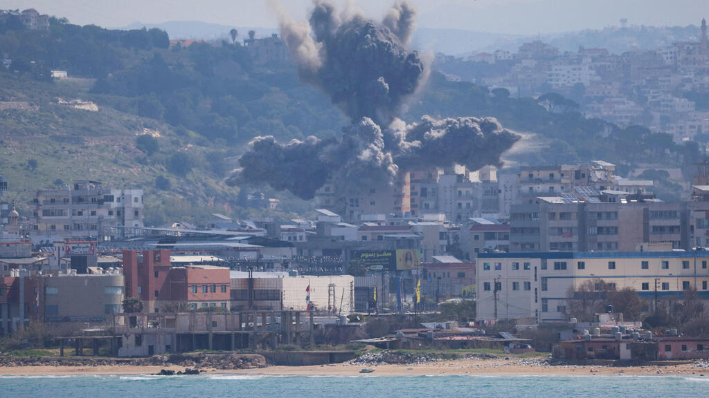 Удар ЦАХАЛа по Южному Ливану (Фото: REUTERS/Adnan Abidi) תקיפות בלבנון