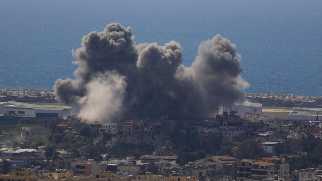 Удар по району Дахия (Фото: Reuters / Mohamed Azakir ) דאחייה לבנון