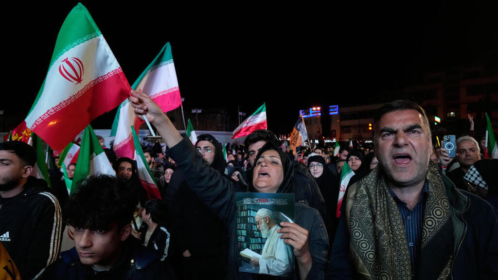 תומכי המשטר האיראני לאחר ההודעה על הפסקת האש