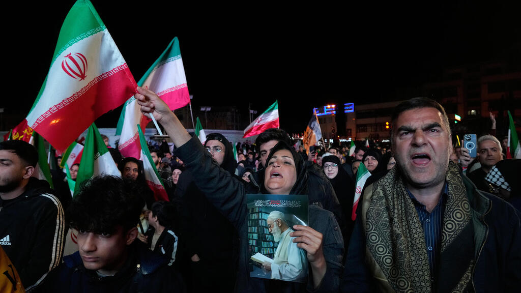 Photo: Vahid Salemi/AP תומכי המשטר האיראני לאחר ההודעה על הפסקת האש
