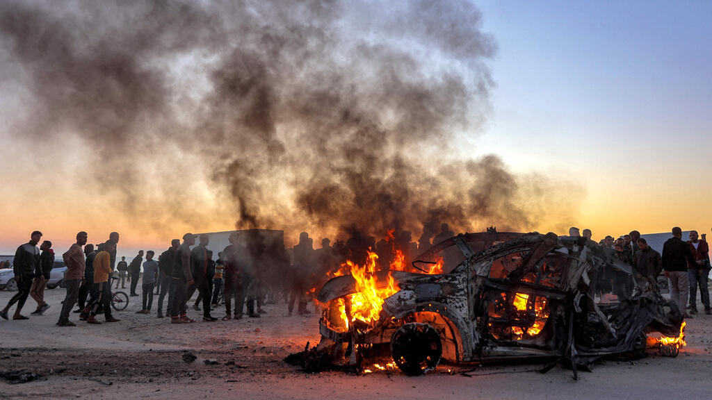 רכבו הבוער של העיתונאי הפלסטיני לאחר התקיפה