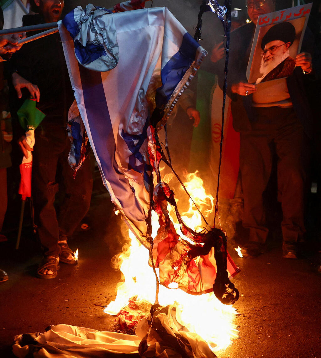 תומכי המשטר האיראני שורפים את דגל ישראל וארצות הברית לאחר ההודעה על הפסקת האש