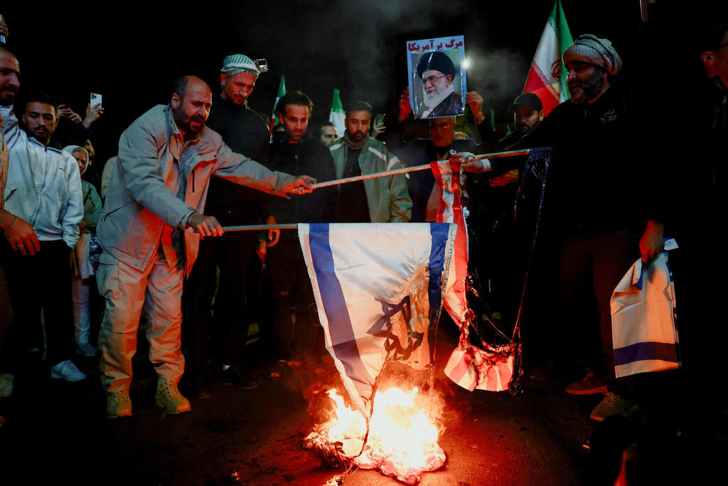 תומכי המשטר האיראני שורפים את דגל ישראל וארצות הברית לאחר ההודעה על הפסקת האש