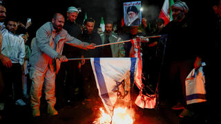 תומכי המשטר האיראני שורפים את דגל ישראל וארצות הברית לאחר ההודעה על הפסקת האש