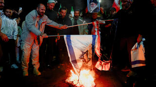 תומכי המשטר האיראני שורפים את דגל ישראל וארצות הברית לאחר ההודעה על הפסקת האש