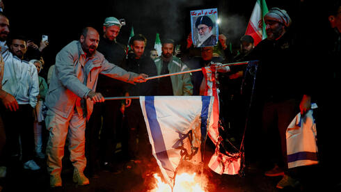 תומכי המשטר האיראני שורפים את דגל ישראל וארצות הברית לאחר ההודעה על הפסקת האש