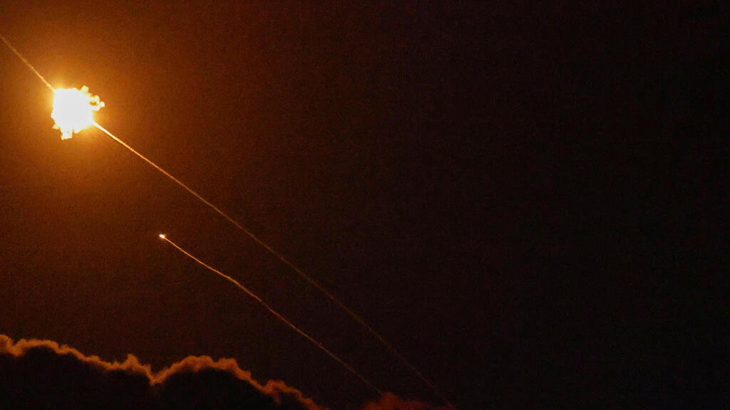Iranian missile interception (Photo: Amir Cohen/Reuters) יירוט בשמי דרום הארץ