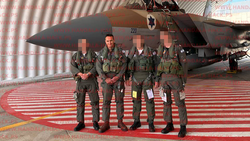 הרצי הלוי לצד טייסי חייל האוויר. התמונה שהודלפה במקור כוללת את הטייסים בפנים גלויות