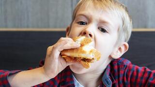 ילד אוכל המבורגר