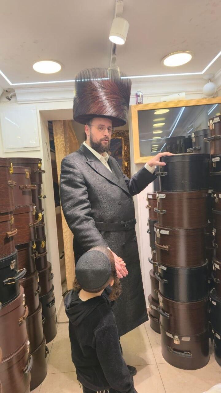 ישראל כהן עם השטריימל הגבוה