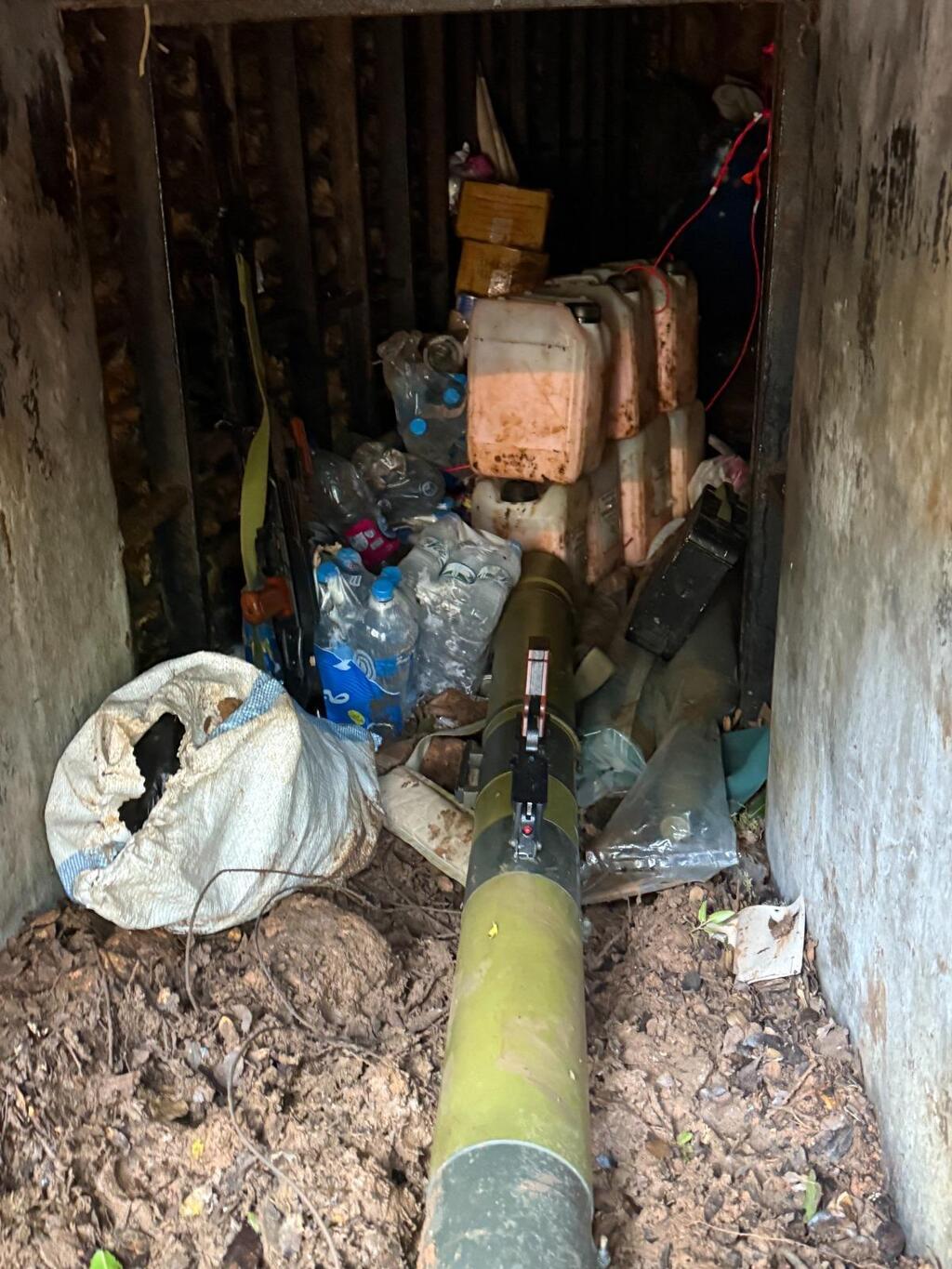 תמונות של אמצעי לחימה שאותרו בפיר בדרום לבנון