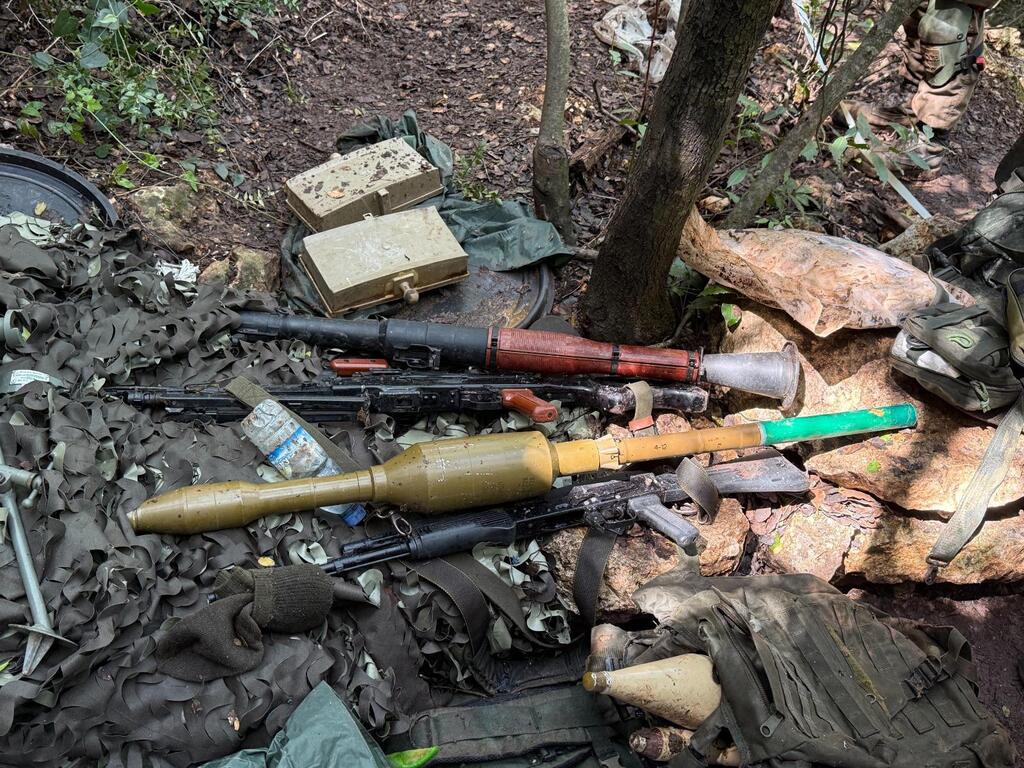 תמונות של אמצעי לחימה שאותרו בפיר בדרום לבנון