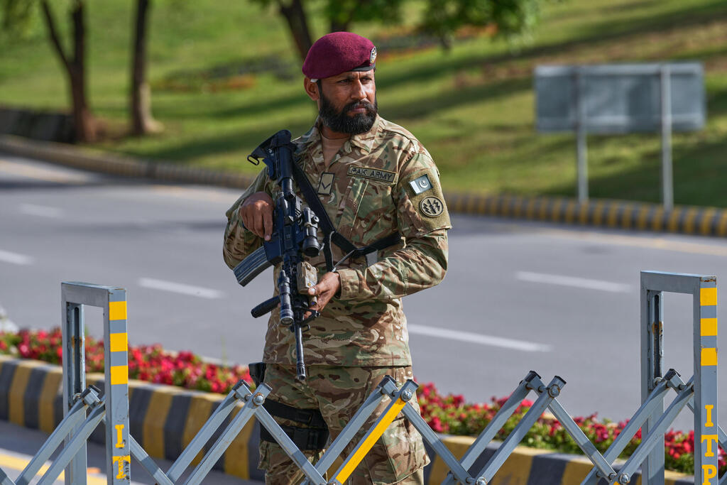 חיילים ב איסלאמאבאד פקיסטן אבטחה מוגברת באזור האדום בעיר לקראת שיחות בין ארה" ל איראן