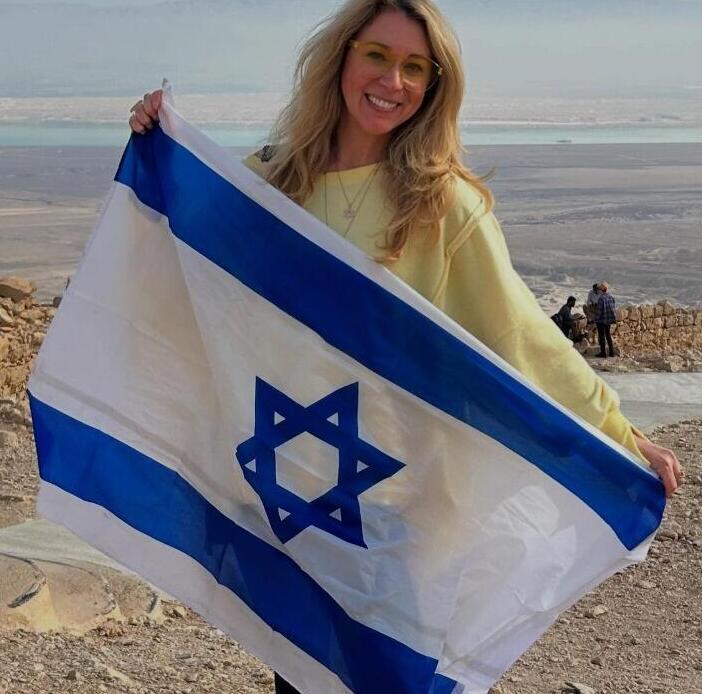 ד״ר לוגן לבקוף עם דגל ישראל במצדה