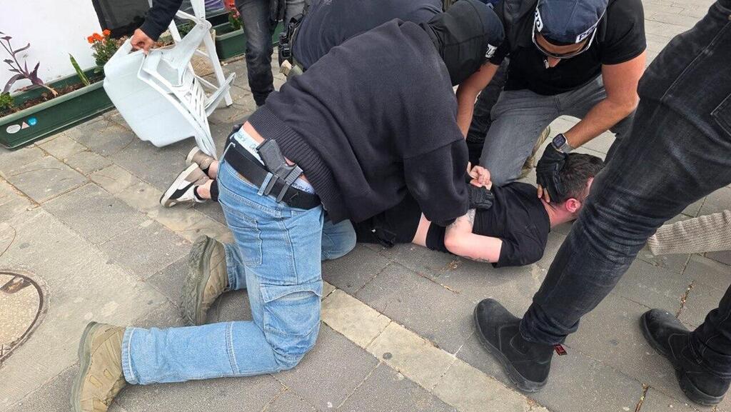 תיעוד ממעצרם של עמי גיידרוב סרגיי ליבמן ואדוארד שובטיוק בחשד שביצע משימות ביטחוניות עבור גורמי מודיעין איראניים