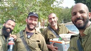 מימין: רני טחן ז"ל, קובי ניזרי, יקיר ביטון ז"ל וחברם לחפ"ק יניב צארום