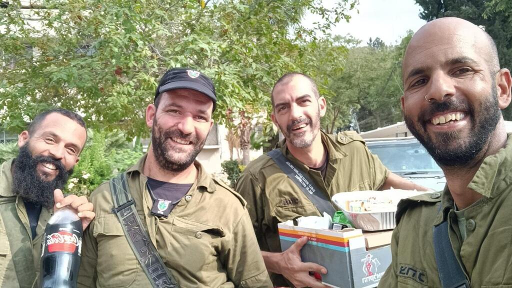 מימין: רני טחן ז"ל, קובי ניזרי, יקיר ביטון ז"ל וחברם לחפ"ק יניב צארום