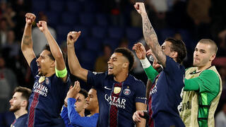 שחקני פ.ס.ז' חוגגים בסיום המשחק