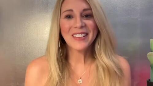 ד״ר לוגן לבקוף עונדת שרשרת עם מגן דוד