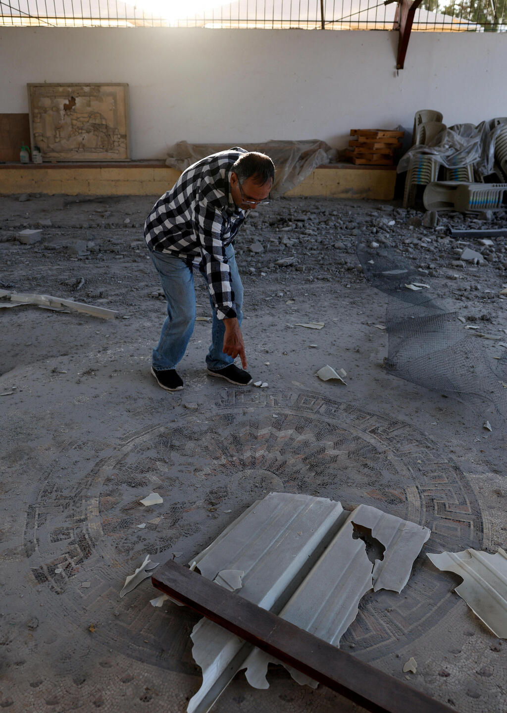 Разрушения на археологическом объекте в Нагарии (Фото: Amir Cohen/Reuters) זירת הנפילה באתר הארכאולוגי בנהריה