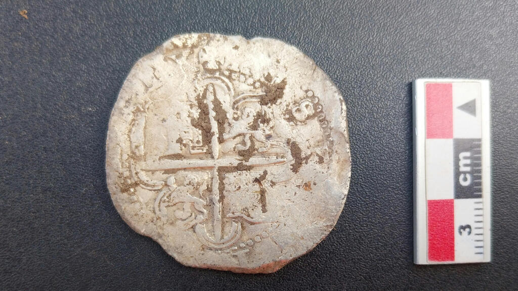 "מטבע של שמונה ריאל" שהוטבע מכסף במאה ה-16, נושא סמל של צלב ירושלים