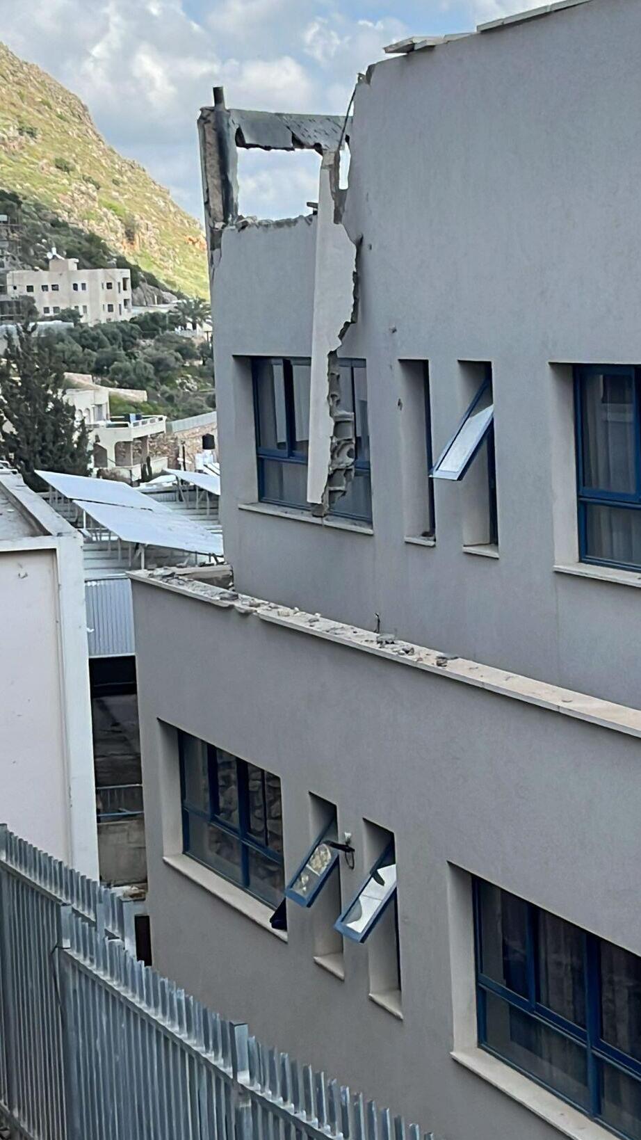 Ущерб в Дир аль-Балахе (Фото: МАДА) זירת הפגיעה בדיר אל אסד