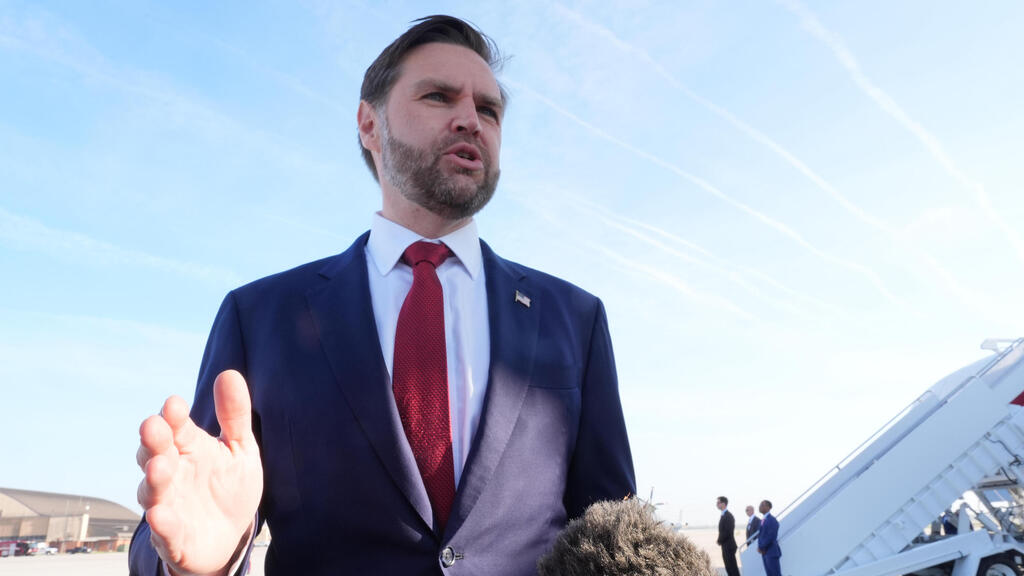 ג'יי די ואנס לפני המראתו אל פתיחת השיחות בין ארצות הברית לאיראן