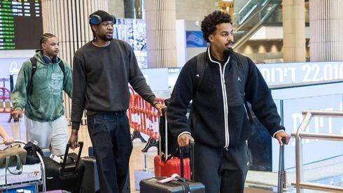 נחיתת הזרים