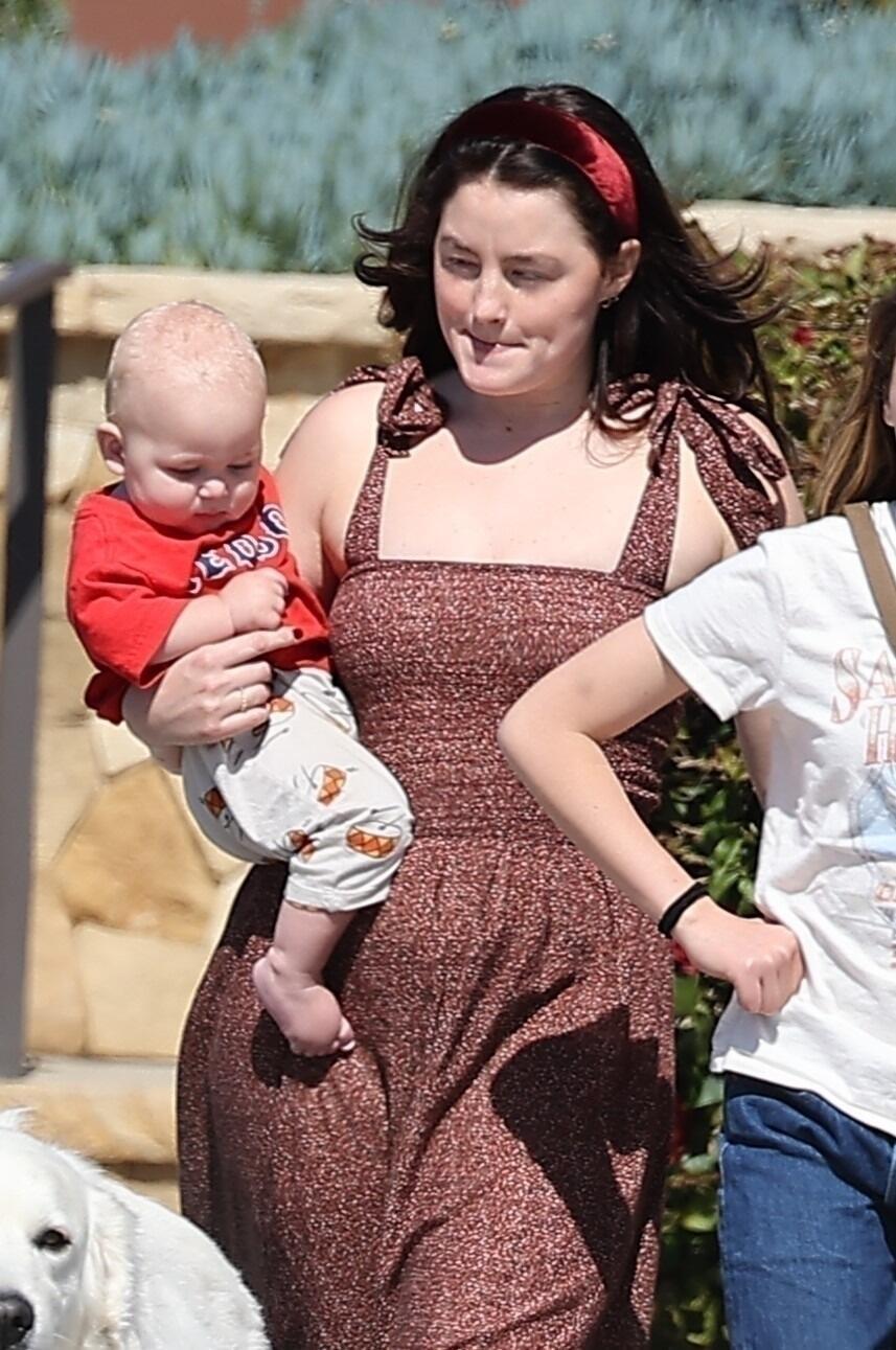 "מקווה שהיא תהפוך אותו לפמיניסט אמיתי". אוליביה מילאר והבת שלה ושל היל (צילום: RMBI / BACKGRID) ג'ונה היל אוליביה מילאר