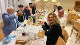 ותיקי קריית שמונה המפונים חוגגים ערב פסח במלון בירושלים