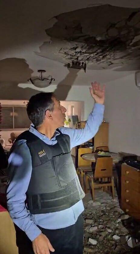 אסף לנגלבן בזירת הפגיעה במשגב עם