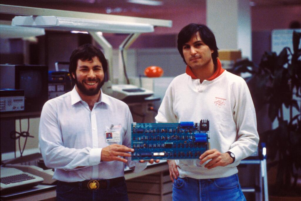 Steve Wozniak and Steve Jobs (Photo: Apple) מימין: סטיב ג'ובס וסטיב ווזניאק