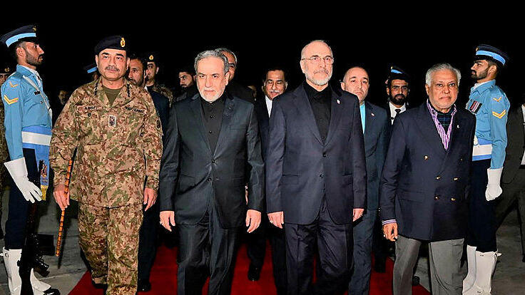Iranian parliament speaker Qalibaf and Foreign Minister Araghchi are in the crosshairs (Photo: AFP/ Pakistan's Ministry of Foreign Affairs) יו"ר הפרלמנט האיראני קאליבאף ושר החוץ עראקצ'י באיסלאמאבאד