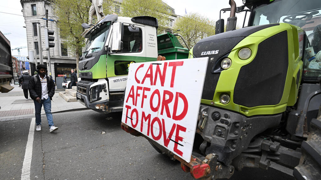 Надпись на плакате: "Не могу позволить себе ездить" (Фото: Charles McQuillan/Getty Images) הפגנה דבלין אירלנד בעקבות עליות מחירי נפט בצל מלחמה ב איראן