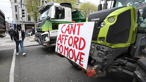 הפגנה דבלין אירלנד בעקבות עליות מחירי נפט בצל מלחמה ב איראן